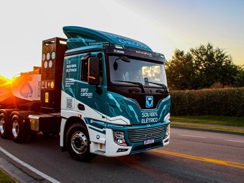 Caminhão 100% Elétrico e Torre de Iluminação: Por Que Usar?